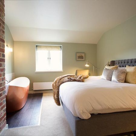 The Welldiggers Arms Bed & Breakfast Петуърт Екстериор снимка