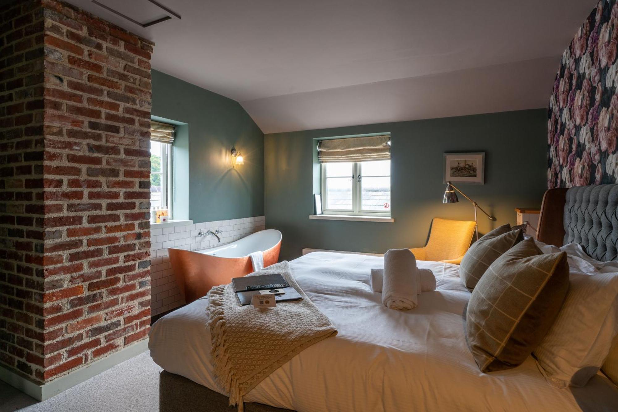 The Welldiggers Arms Bed & Breakfast Петуърт Екстериор снимка