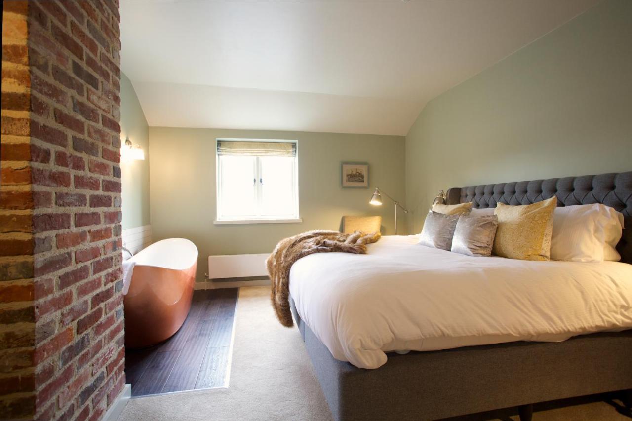 The Welldiggers Arms Bed & Breakfast Петуърт Екстериор снимка